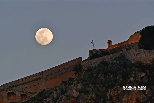 Πρόβα της πρώτης ανοιξιάτικης πανσελήνου στο Ναύπλιο πάνω από το Παλαμήδι