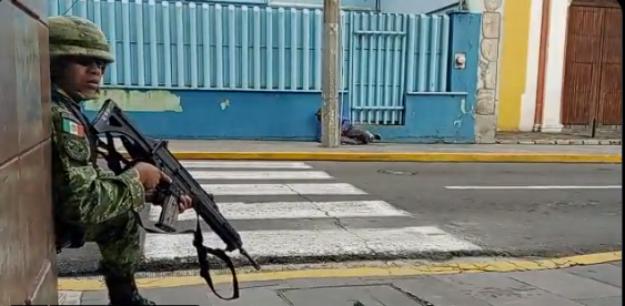 Video: Militar "Todo el mundo a la pared, por favor", con arma en mano un Soldado dice a habitantes de Orizaba, fueron sorprendidos por un enfrentamiento en las calles
