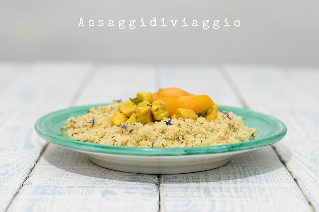 Cous cous fiorito con pollo alla curcuma e pesche