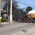 Moradores da Penha, em Campos, RJ, protestam contra corte em benefícios sociais