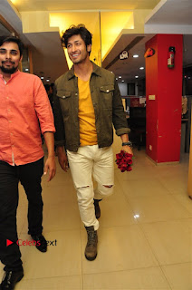 Vidyut Jamwal Adah Sharma Commando 2 Movie Team at Radio Mirchi 95  0020.jpg