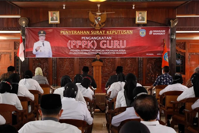 Prosesi penyerahan SK pengangkatan dan perjanjian kerja PPPK untuk jabatan fungsional guru tahap I di Pendopo Kabupaten Nganjuk pada Jumat 1 April 2022