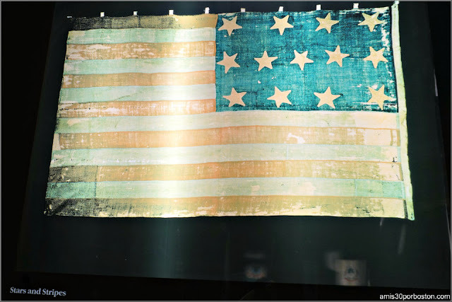 Proyección de una de las Banderas del Memorial Hall en el Massachusetts State House de Boston