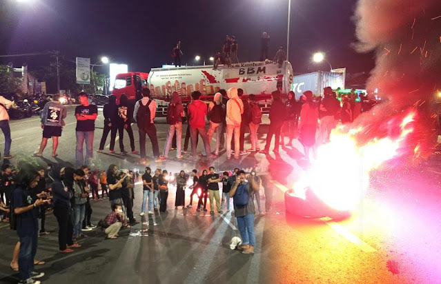Tolak Kenaikan BBM, Mahasiswa UNM Blokade Jalan Pettarani Makassar Hingga Malam Hari