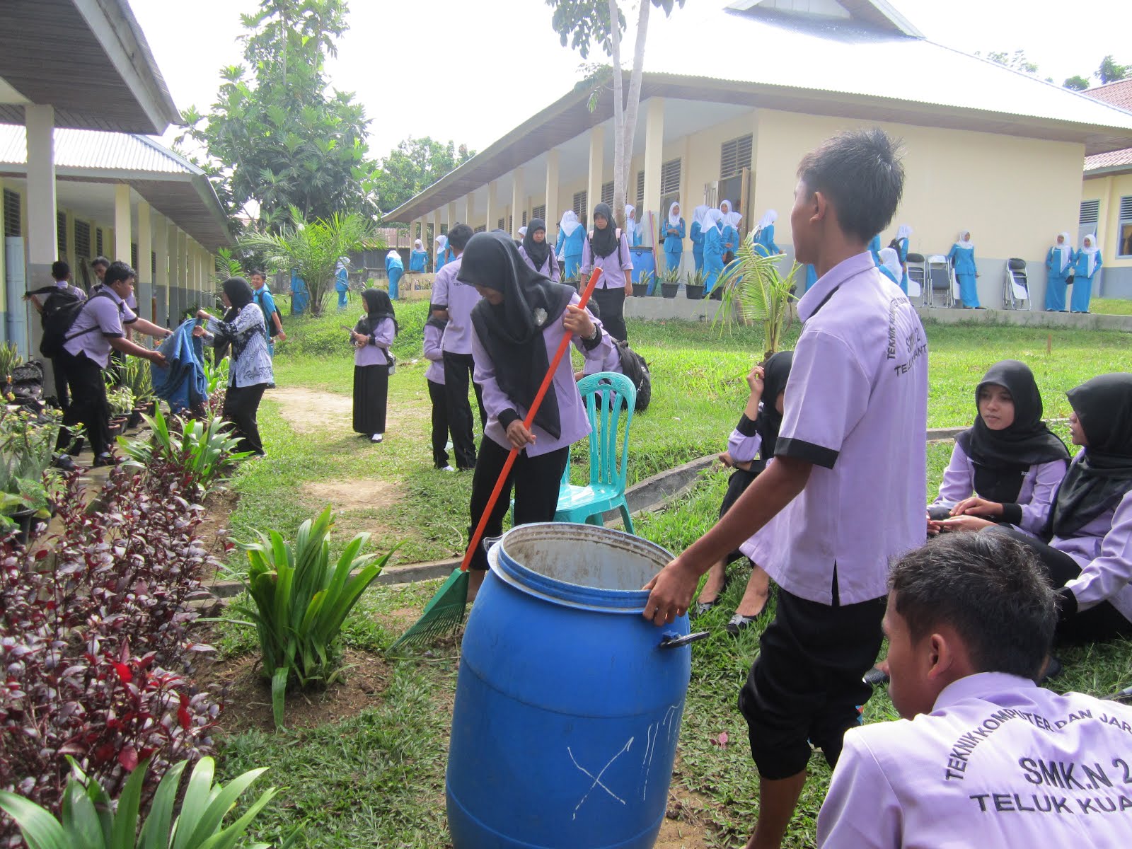 Hasil gambar untuk gambar menjaga kebersihan lingkungan sekolah