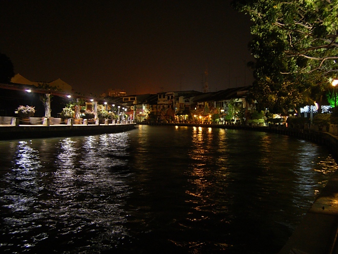 Kanal in Melaka bei Nacht