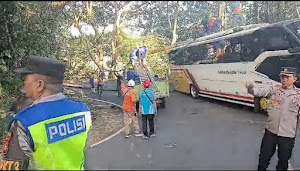 Tersangkut Kabel Fiber Optic, Bus Wisata Tertimpa Tiang Listrik di Jalur Wanagiri