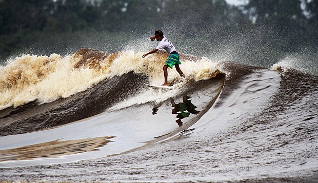 Tempat Lokasi Surfing Terbaik Di Indonesia