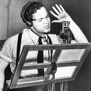 Orson Welles durante la retransmisión de La guerra de los mundos