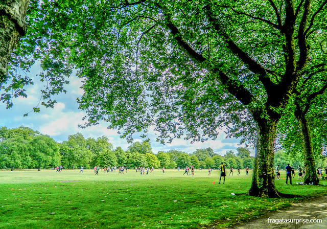 Jogo de futebol nos Kensington Gardens, Londres