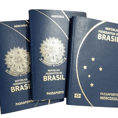 Passaportes brasileiros mostrando capa oficial do Mercosul em azul, representando o documento essencial para viagens internacionais. Saiba como emitir o seu passo a passo e descubra os requisitos para garantir o passaporte com facilidade.