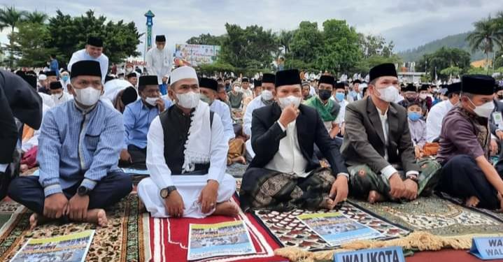 Ketua DPRD Fajran Bersama Pemkot dan Masyarakat  Sholat Idul Fitri 1443 H  di Lapangan Mardeka