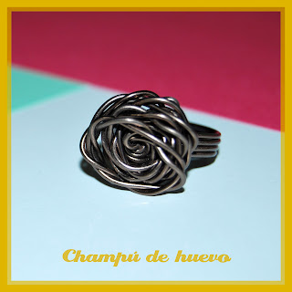 Anillo marrón en forma de rosa