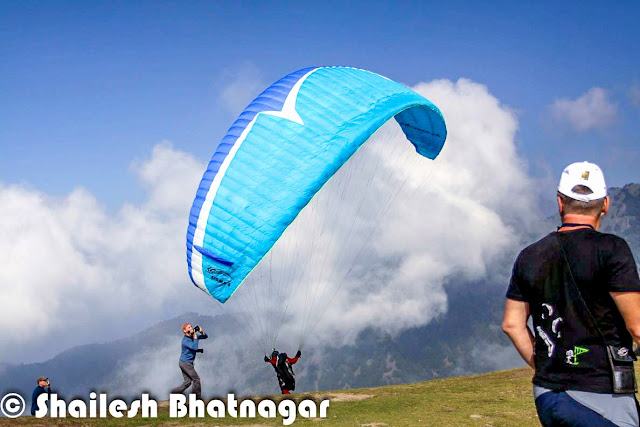 Renowned for its snow-capped mountains, alpine meadows, and vibrant culture, Manali offers an exhilarating paragliding experience amidst the stunning beauty of the Himalayas. The Solang Valley, located just a short drive from Manali town, serves as the primary paragliding site, offering panoramic views of the surrounding peaks and valleys. With its reliable thermals and wide open spaces, Solang Valley provides an ideal playground for both solo and tandem flights, allowing flyers to soar high above the majestic landscapes of Himachal Pradesh.