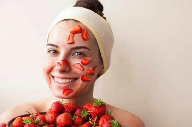 Strawberry juga ternyata mengandung vitamin (C) dan mengandung antioksiden buah ini juga mampu membantu menjaga kulit wajah tetap sehat.