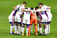 Los jugadores del Real Valladolid formando una piña antes de comenzar el encuentro. CLUB ATLÉTICO DE MADRID 2 REAL VALLADOLID C. F. 0. 05/12/2020. Campeonato de Liga de 1ª División, jornada 12. Madrid, estadio Wanda-Metropolitano.