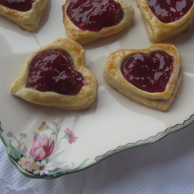 strawberry-hearts, corazones-de-fresa, receta-san-valentin, corazones-de-hojaldre