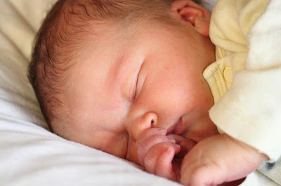 Rates of sudden infant death would plummet if parents avoided bed sharing, advise authors. (Credit: © lagom / Fotolia)