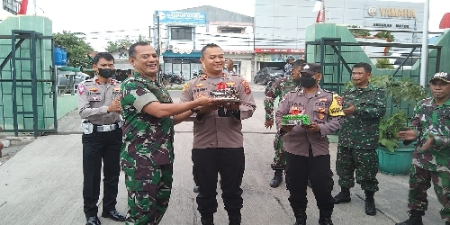 HUT ke-77 TNI, Kapolsek Cikande Beri Kejutan ke Danramil Cikande