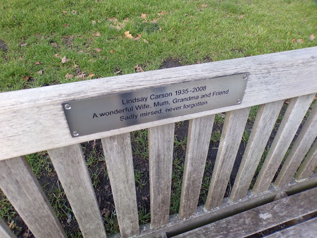 Angliában nagy hagyománya van a köztéri padokon elhelyezett emléktábláknak.