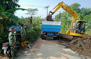  Satgas Citarum Harum Sektor 4 Sub 4 dipimpin Serda Usep Melaksanakan Pengawasan Pengangkatan  Sedimentasi di Sungai Cisunggala RW 08 RT 02 Desa Bojong Kec. Majalaya