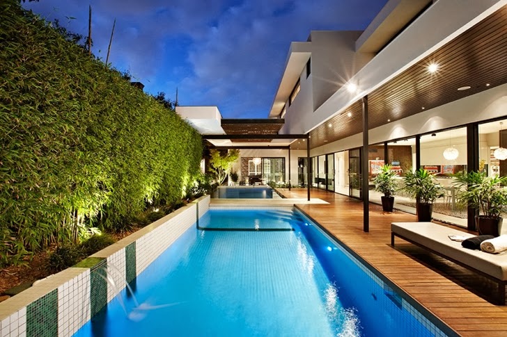 Swimming pool in Beautiful modern backyard by Cos Design