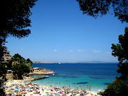 Con unos 550 kilómetros de litoral, en temporada alta, a Mallorca acuden . (playa de illetas palma de mallorca)