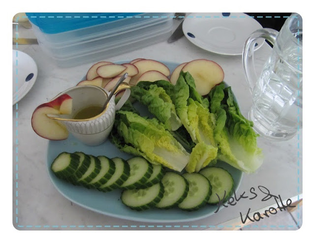 Salatteller mit Gurken, Salat, Apfel und Dressing - Sommeressen