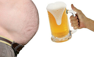 Una panza enorme y una mano que sostiene un vaso de cerveza