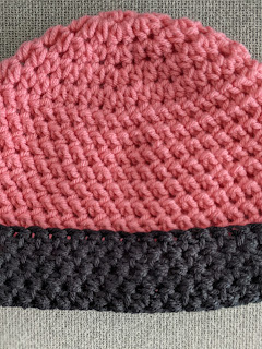 similar beanie using 2 colors of yarn