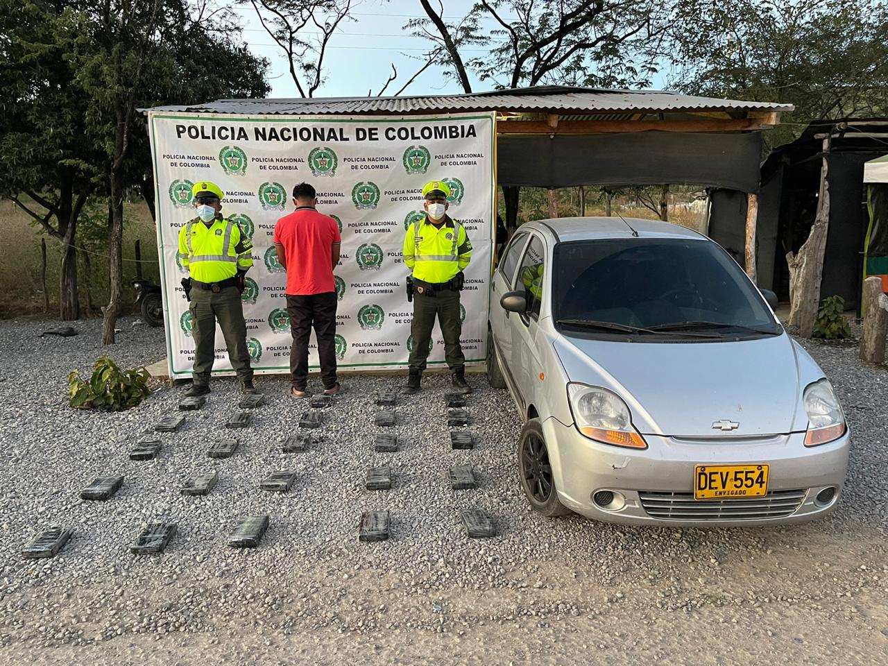 https://www.notasrosas.com/ En zona rural de Hatonuevo, capturan hombre con 26 kilos de cocaína