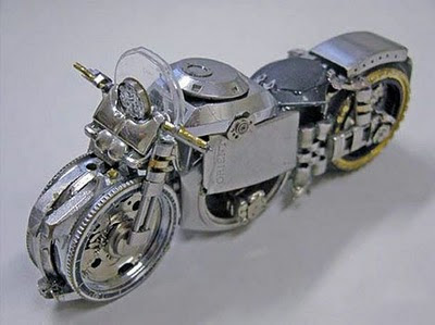 Miniatur-Sepeda-Motor-Dari-Jam-Tangan