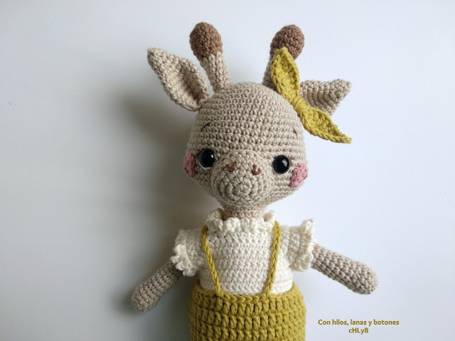 Con hilos, lanas y botones: amigurumi la jirafa Gloria (patrón de Sabina, Mis&Spolka)