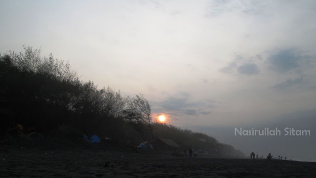 Sempat mengabadikan sunrise di pantai Baru