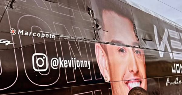 Ônibus do cantor Kevi Jonny sofre acidente após show em Belmonte