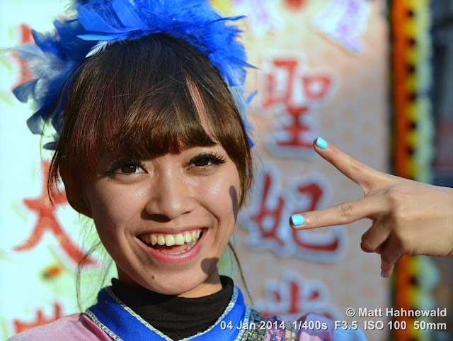 people, street portrait, East Asia, V sign, Taiwanese beauty, Taiwanese woman, © Matt Hahnewald, Facing the World, 50 mm prime lens, Kaohsiung, Taiwan