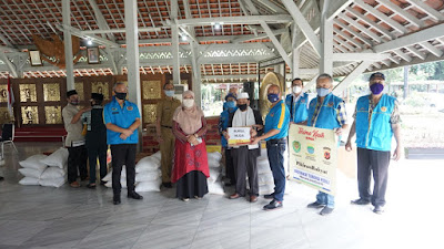 Dr. Djoni Toat , SH, MH : Masyarakat Tionghoa Peduli  Serahkan Bantuan Sembako ke 4 Pontren di Kota Bandung .