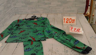 中古品　子供服　１２０ｃｍ　恐竜プリント　グリーン　ルームウェア　１１０円
