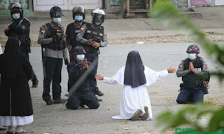 Biarawati Berlutut Memohon Aparat Hentikan Tindak Kekerasan Terhadap Demonstran