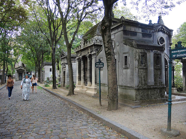 Parijs: koelte en rust in het kerkhof van Montmartre