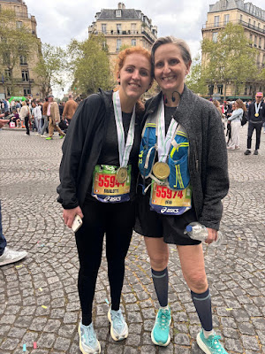 Veronique et sa fille Charlotte toutes souriantes  à l’arrivée du marathon de Paris