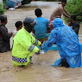  Polri Bantu Distribusikan Logistik Di Wilayah Terdampak Banjir Luwu