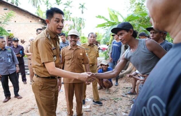  Penjabat Bupati Muaro Jambi Pergi Ke Rumah Warga Yang Tertimpa Pohon Durian.