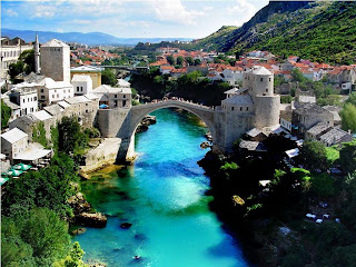 rio-neretva-atravesando-la-ciudad-de-mostar-en-bosnia