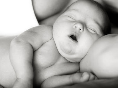 bayi-tidur-di-atas-tangan-ibunya