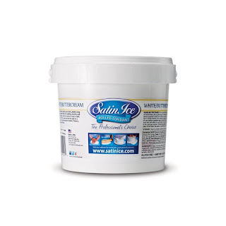 Ingredienser:Sukker, glucosesirup, vand, palmeolie, gummitragacanth (E413), kunstig vanille aroma, cellulose gum (E460), glycerol (E422), modificeret stivelse. Konserveringsmidler: Titandioxid (E171), kaliumsorbat (E202), eddikesyre (E260). Farver: karamel (E150c). Produktet er fri for gluten, mejeriprodukter, nødder transfedtsyrer og velegnet til vegetarer.