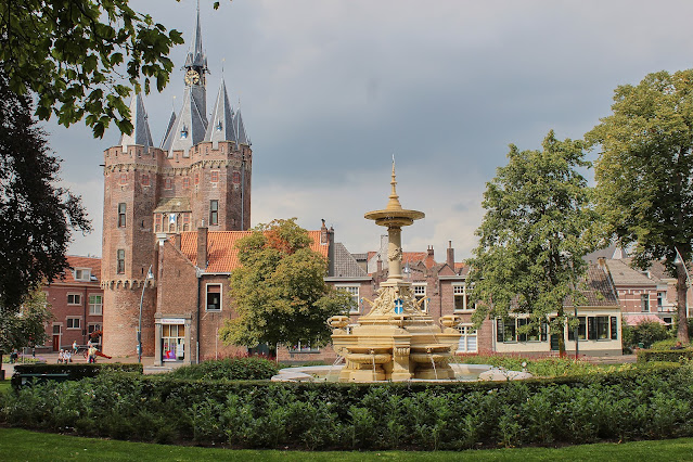 Zwolle: Van Nahuys Fontein met de 15e eeuwse Sassenpoort op de achtergrond