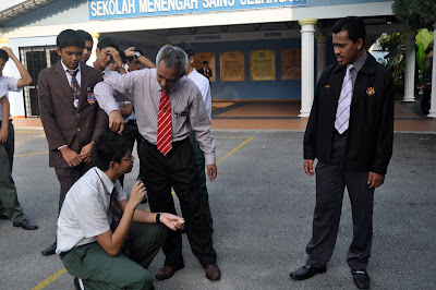Memotong rambut pelajar lelaki  SM Sains Selangor
