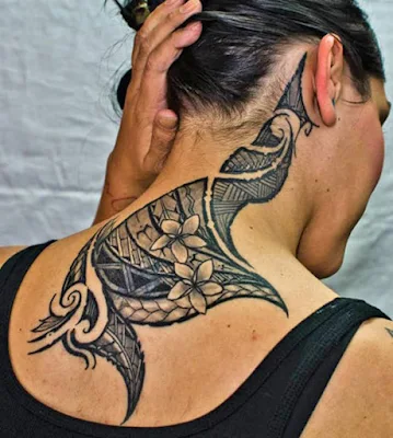 chicas se recoge el cabello y vemos tatuaje maori con flor en el cuello