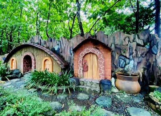 Spot Foto 3D Berbentuk Rumah hobbit Di Taman Olba.